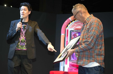 左から粗品、福本伸行。