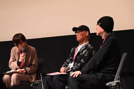 左から吉田尚記アナウンサー、富野由悠季監督、出渕裕。