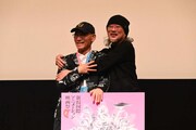 富野由悠季監督に抱きつく出渕裕。