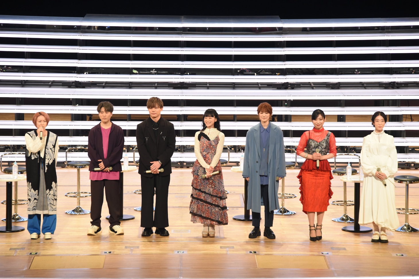 左から田村睦心、入野自由、竹内栄治、本泉莉奈、七海ひろき、福原綾香、釘宮理恵。
