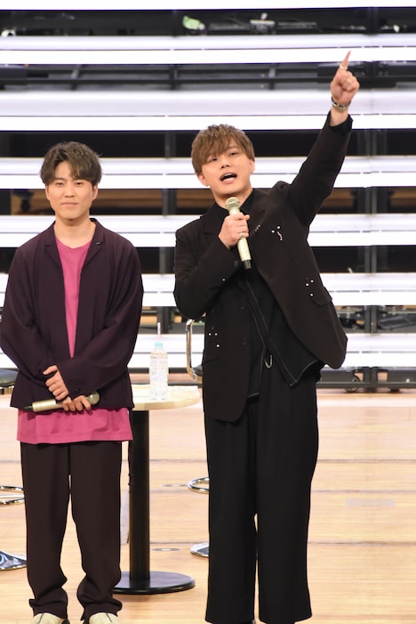 左から入野自由、竹内栄治。