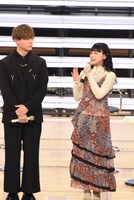 左から竹内栄治、本泉莉奈。