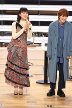 左から本泉莉奈、七海ひろき。