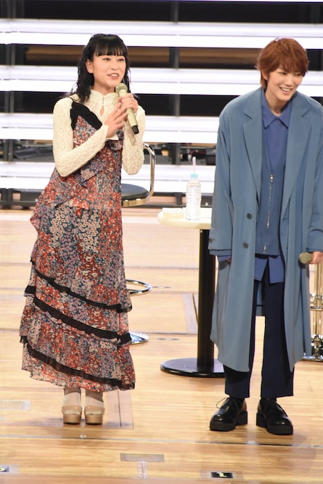 左から本泉莉奈、七海ひろき。