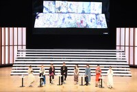 TVアニメ「烏は主を選ばない」トークショーの様子。