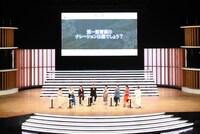 TVアニメ「烏は主を選ばない」トークショーの様子。