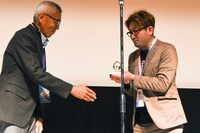 蕗谷虹児賞の受賞の瞬間。