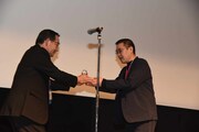 美術監督の東地和生の受賞の瞬間。