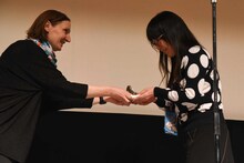 岡田麿里監督の受賞の瞬間。