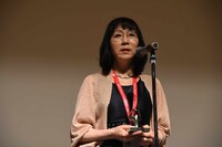 蕗谷虹児賞を受賞した脚本の丸尾みほ。