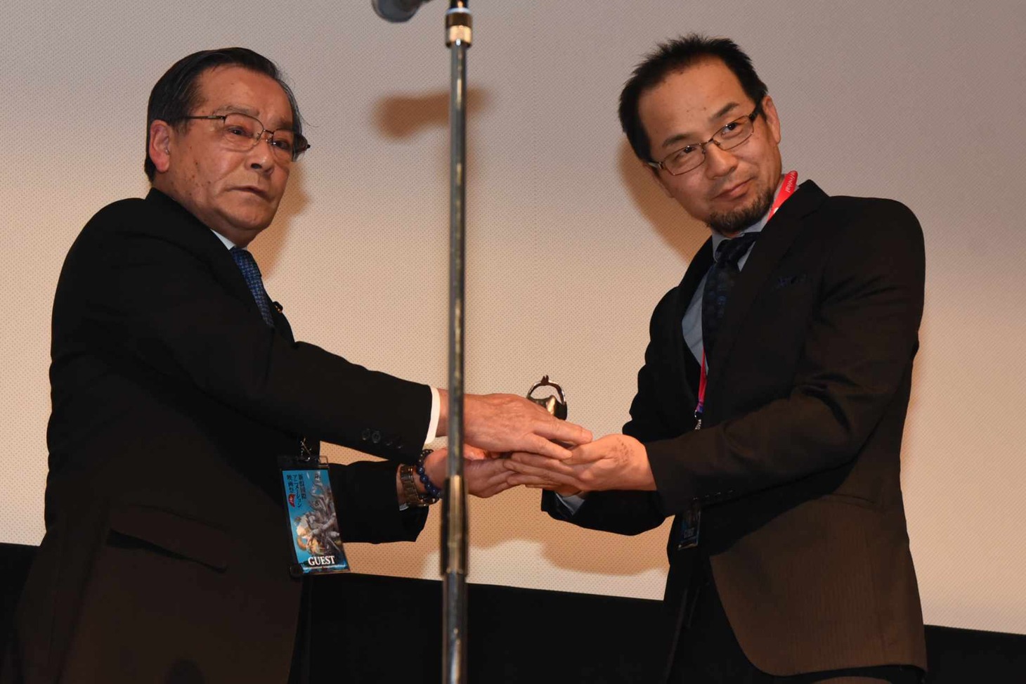 蕗谷虹児賞を受賞した美術監督の東地和生。