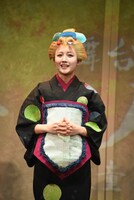 志乃役の岡田夢以。