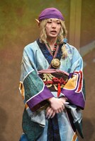 薬売り役の新木宏典。