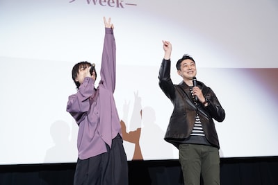 左から一条シン役の寺島惇太、菱田正和監督。