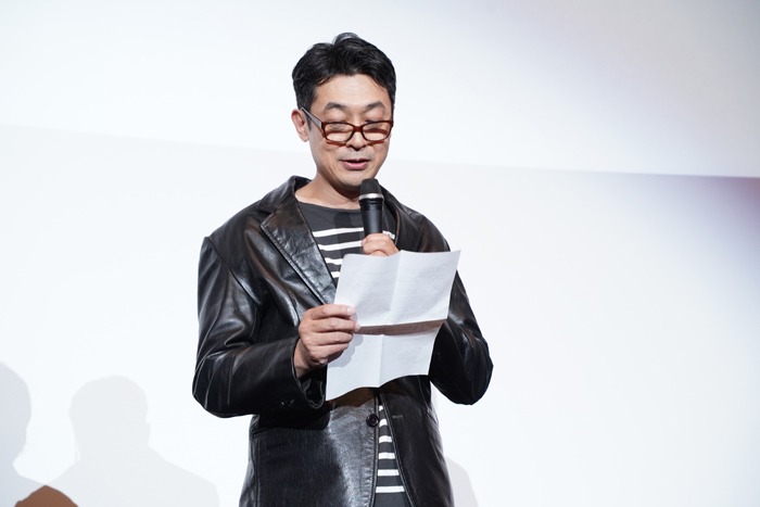 手紙を読み上げる菱田正和監督。