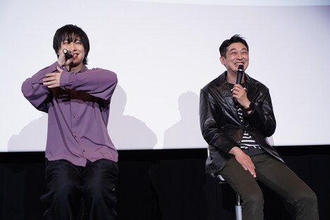 ファンからのメッセージに“ハグ”で応える寺島惇太。