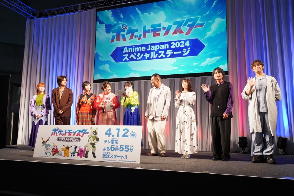 左から青山吉能、八代拓、佐倉綾音、寺崎裕香、鈴木みのり、三宅健太、真堂圭、堀江瞬、古川慎。