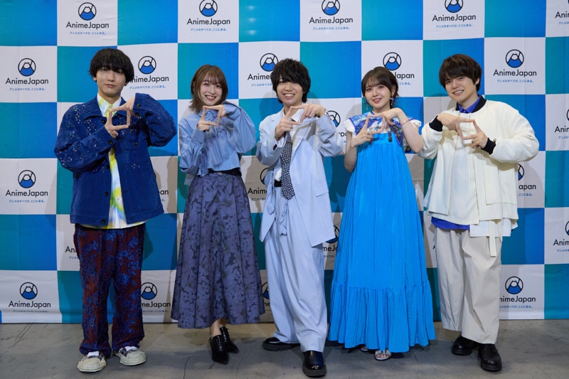 TVアニメ「アオのハコ」のステージイベント出演者。左から笠原匡役の小林千晃、鹿野千夏役の上田麗奈、猪股大喜役の千葉翔也、蝶野雛役の鬼頭明里、針生健吾役の内田雄馬。