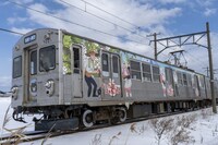 TVアニメ「じいさんばあさん若返る」と弘南鉄道のコラボラッピング列車。