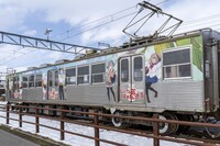 TVアニメ「じいさんばあさん若返る」と弘南鉄道のコラボラッピング列車。