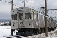 TVアニメ「じいさんばあさん若返る」と弘南鉄道のコラボラッピング列車。