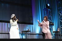 左から悠木碧、種崎敦美。