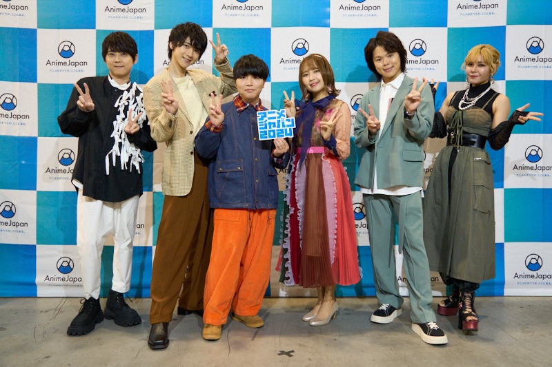 左から梶裕貴、戸谷菊之介、小村将、中村カンナ、村瀬歩、ファイルーズあい。