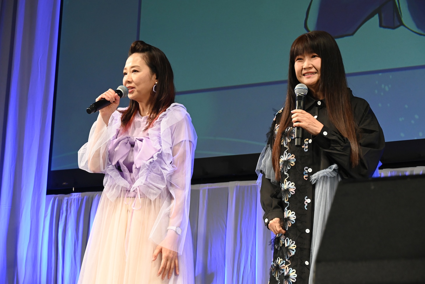 左から瀬川おんぷ役の宍戸留美、妹尾あいこ役の松岡由貴。