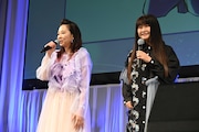 左から瀬川おんぷ役の宍戸留美、妹尾あいこ役の松岡由貴。