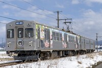 TVアニメ「じいさんばあさん若返る」と弘南鉄道のコラボラッピング列車。