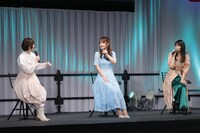 アニメ「〈物語〉シリーズ オフ＆モンスターシーズン」ステージイベントの様子。