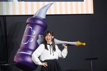 大鎚（ウォーハンマー）を装備した高橋李依。