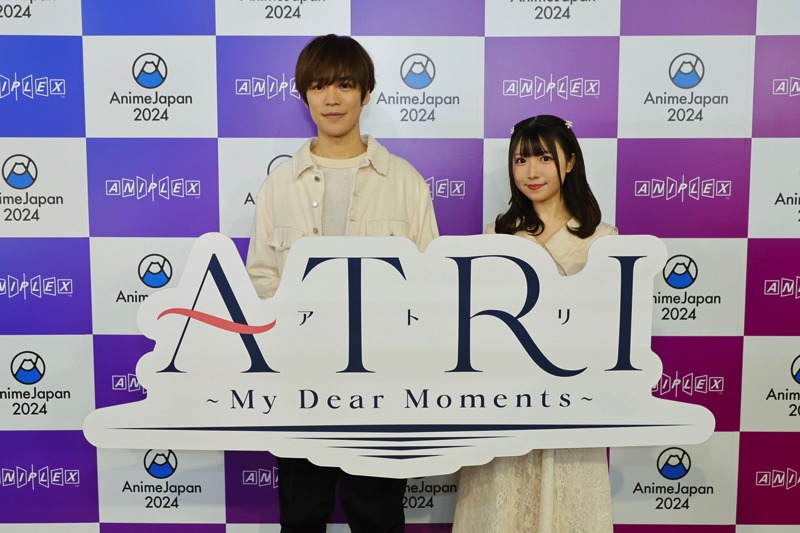 TVアニメ「ATRI -My Dear Moments-」のステージイベントに登場した、小野賢章と赤尾ひかる。