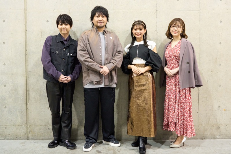 左から梶裕貴、中村悠一、佳原萌枝、内山夕実。
