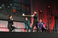 渡部俊樹が優雅にティーポットを運ぶ。