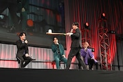 渡部俊樹が優雅にティーポットを運ぶ。