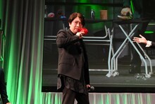 武内駿輔が落とした薔薇の花をセバスチャンのごとくキャッチする小野大輔。