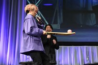 「そろりそろり」と桃を運ぶ橘龍丸。小野大輔も笑顔。