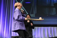 「そろりそろり」と桃を運ぶ橘龍丸。小野大輔も笑顔。