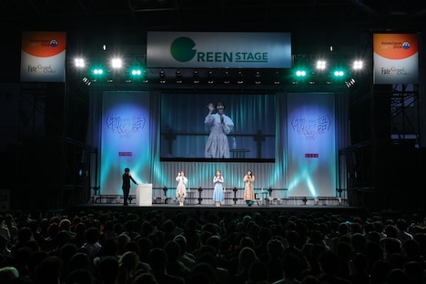 アニメ「〈物語〉シリーズ オフ＆モンスターシーズン」ステージイベントの様子。