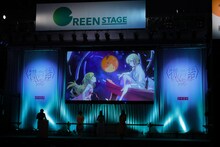 アニメ「〈物語〉シリーズ オフ＆モンスターシーズン」ステージイベントの様子。