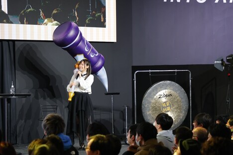 銅鑼を鳴らして時間を管理する高橋李依。