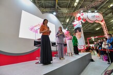 AT-Xブースで開催されたスフィアのステージの様子。