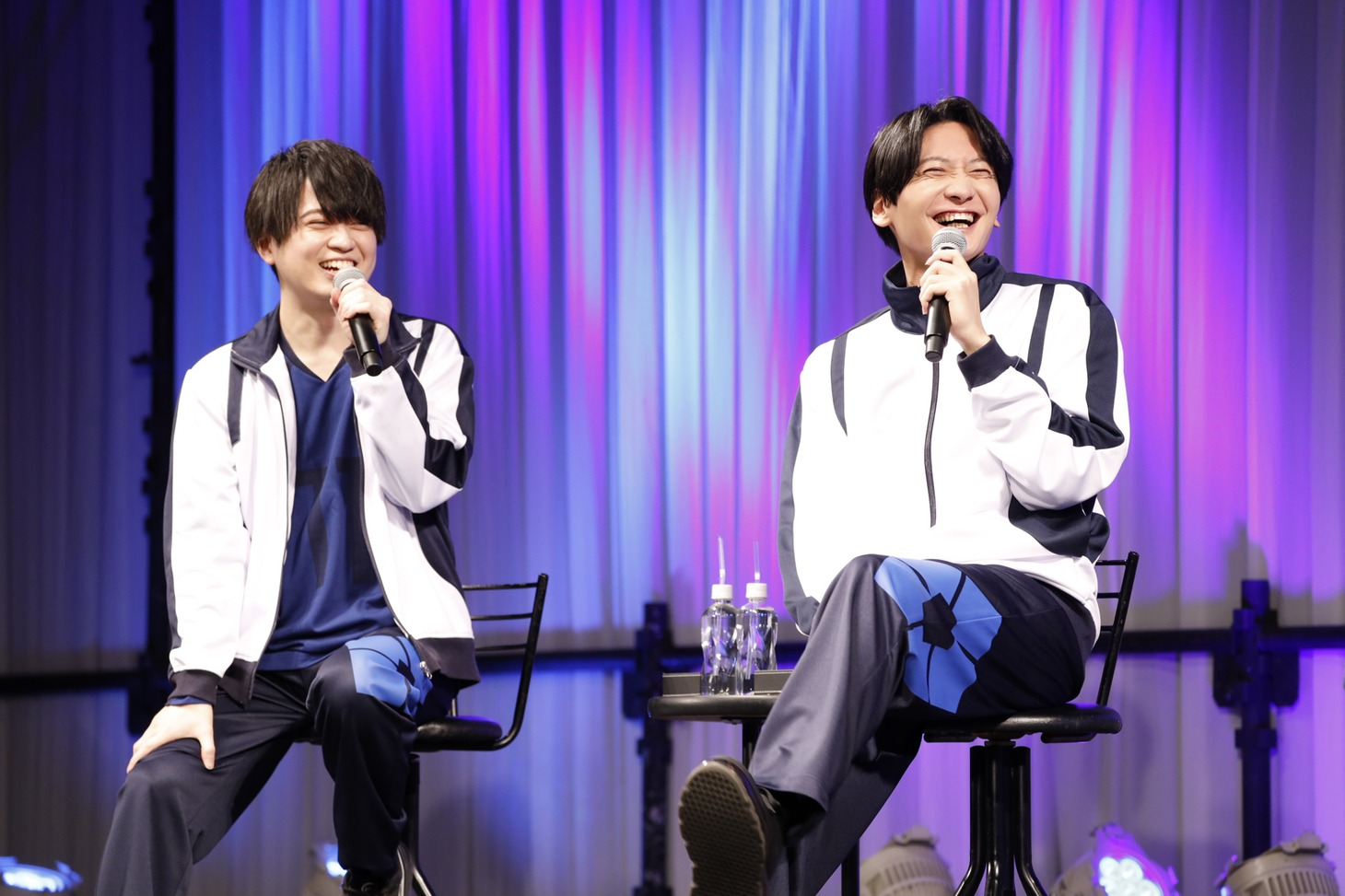 「劇場版ブルーロック -EPISODE 凪-」ステージイベントより。潔世一役の浦和希（左）と、凪誠士郎役の島崎信長（右）。