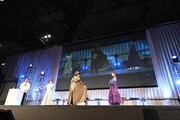 「Fate/Grand Order スペシャルステージ in AnimeJapan 2024」の様子。衣装を披露する島崎信長。