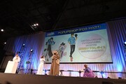 「Fate/Grand Order スペシャルステージ in AnimeJapan 2024」の様子。描き下ろしイラストを立ち上がって鑑賞するキャスト陣。