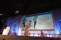 「Fate/Grand Order スペシャルステージ in AnimeJapan 2024」の様子。描き下ろしイラストを立ち上がって鑑賞するキャスト陣。