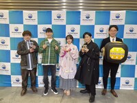 左から松岡禎丞、花江夏樹、鬼頭明里、下野紘、高橋祐馬プロデューサー。