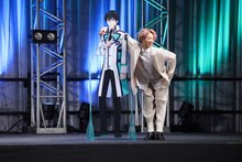 お兄様と肩を組む橘龍丸。