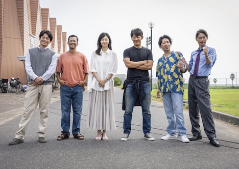 ドラマ「GTO リバイバル」撮影現場でのオフショット。左から吉川のぼる役の小栗旬、村井国雄役の池内博之、冬月あずさ役の松嶋菜々子、鬼塚英吉役の反町隆史、渡辺マサル役の山崎裕太、菊池善人役の窪塚洋介。